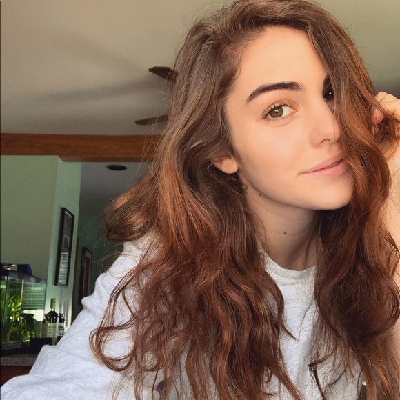 Meet your Posher, Lauren🌻 - Picture 2 of 3